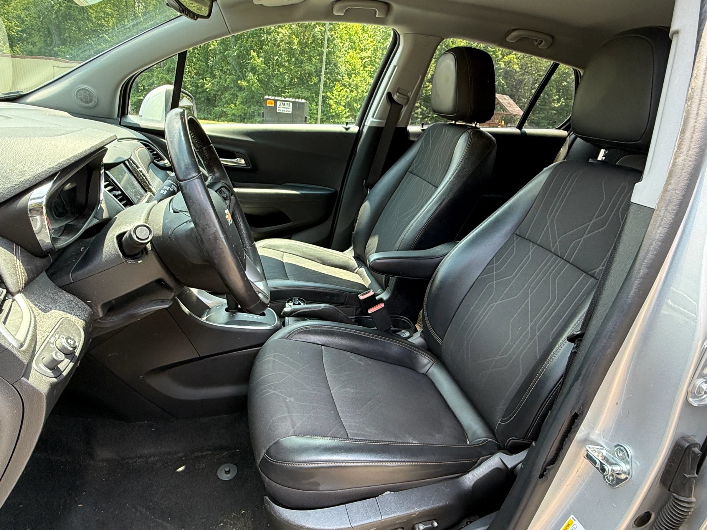 Used 2020 Chevrolet Trax LT w/ LT Convenience Package FWD image 2