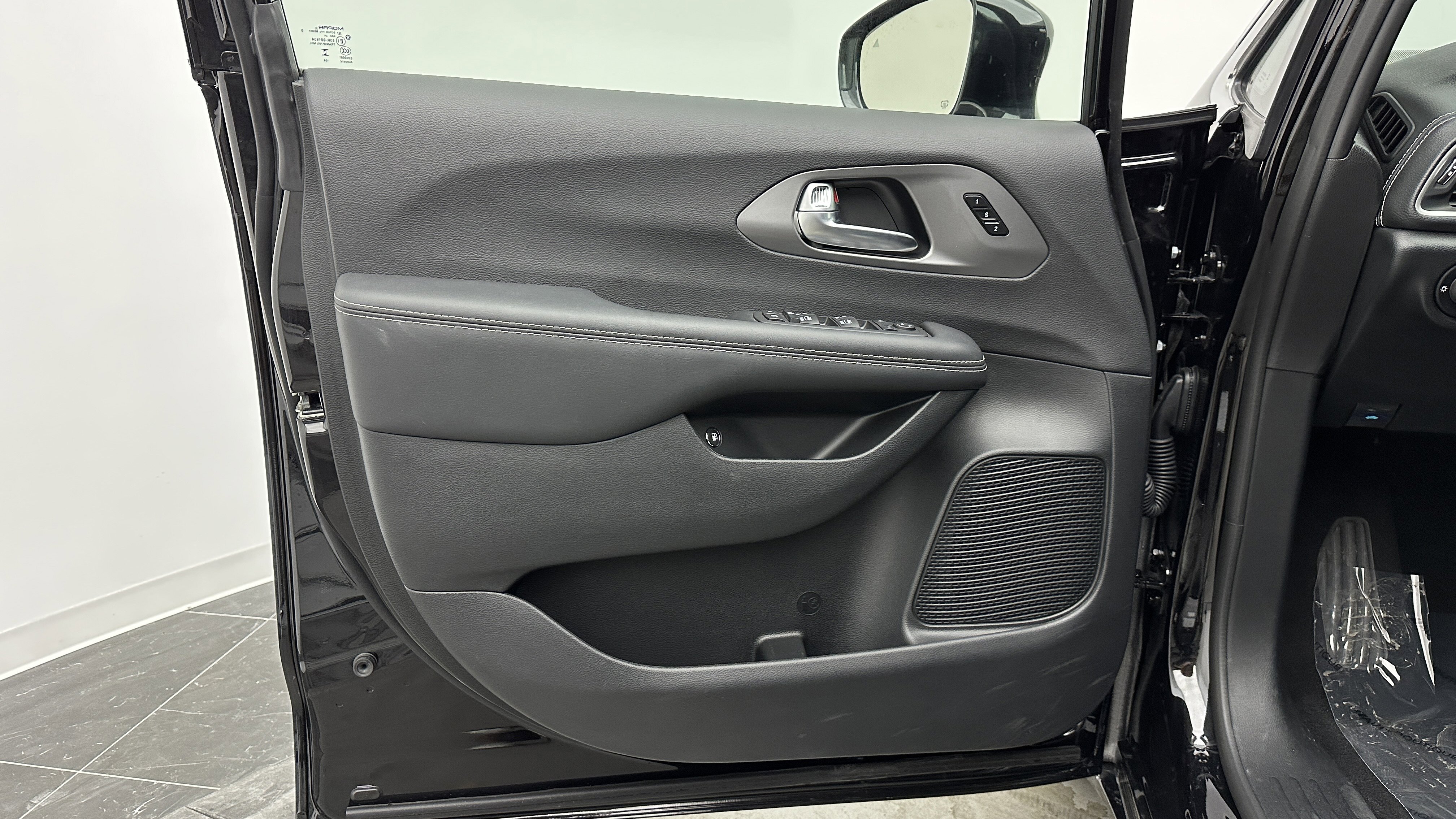 Used 2025 Chrysler Pacifica Select image 10