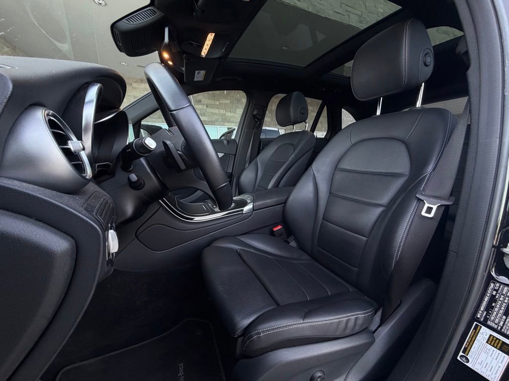 Used 2021 Mercedes-Benz GLC 300 4MATIC image 4