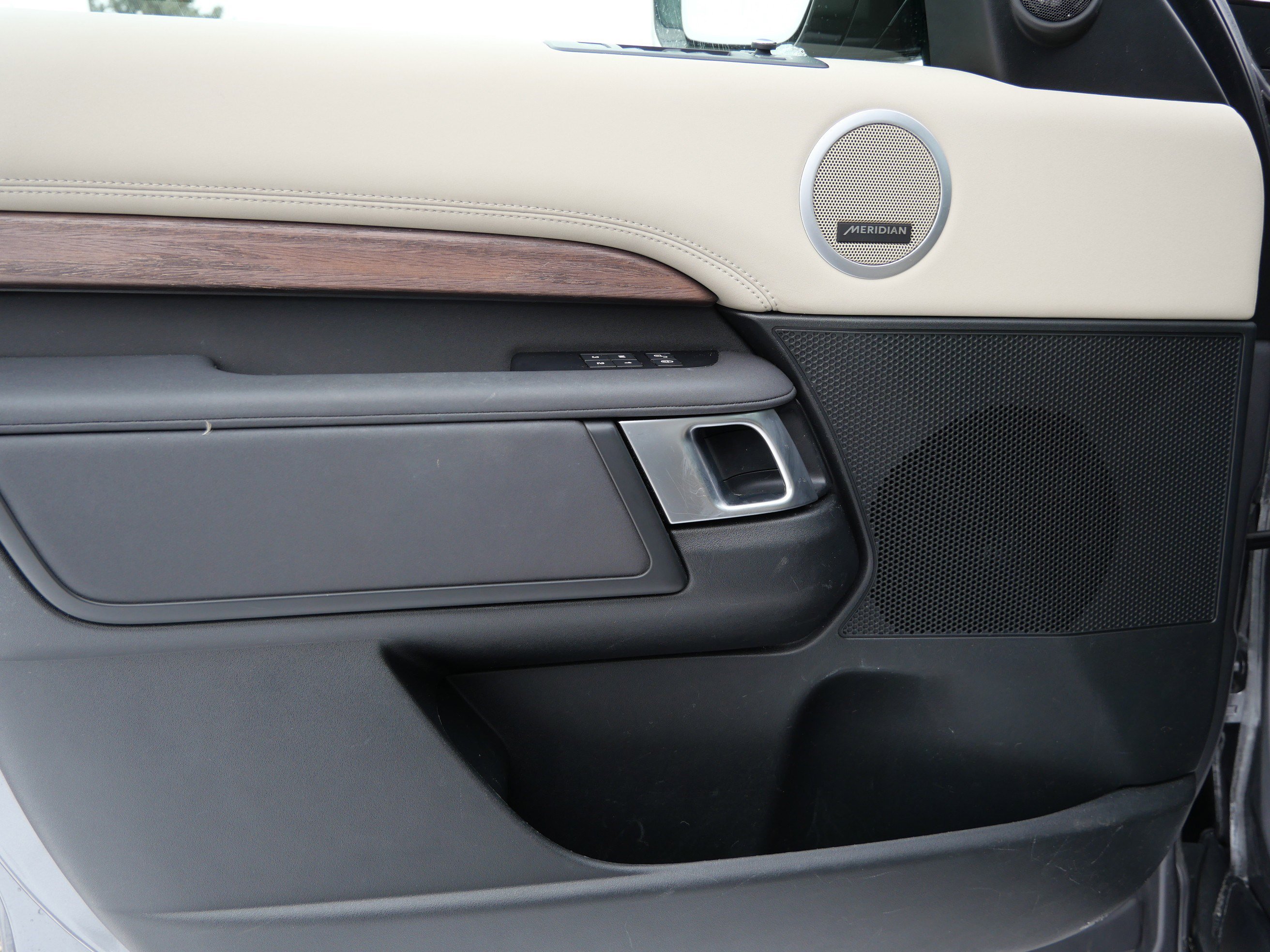 Used 2020 Land Rover Discovery HSE image 13