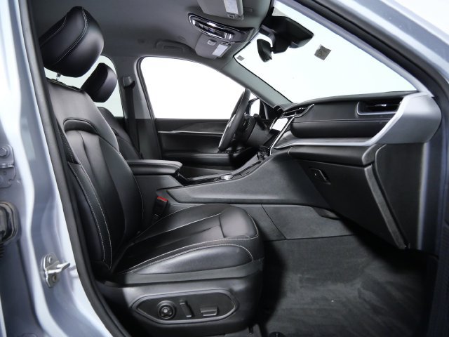 Used 2023 Jeep Grand Cherokee Limited AWD/4WD image 7