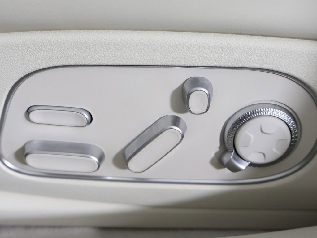 Used 2025 Genesis G90 3.5T image 42