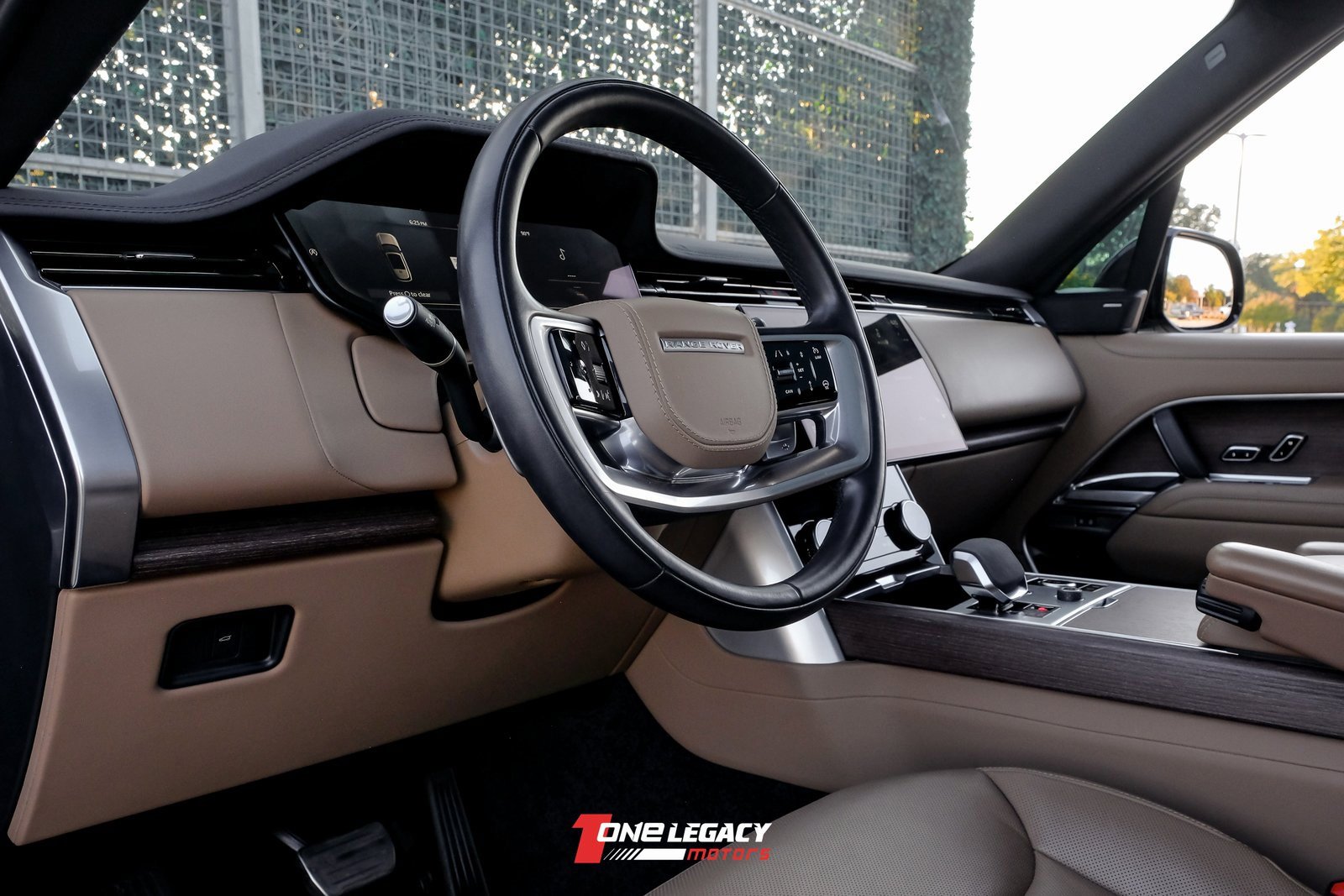 Used 2023 Land Rover Range Rover Long Wheelbase SE image 2