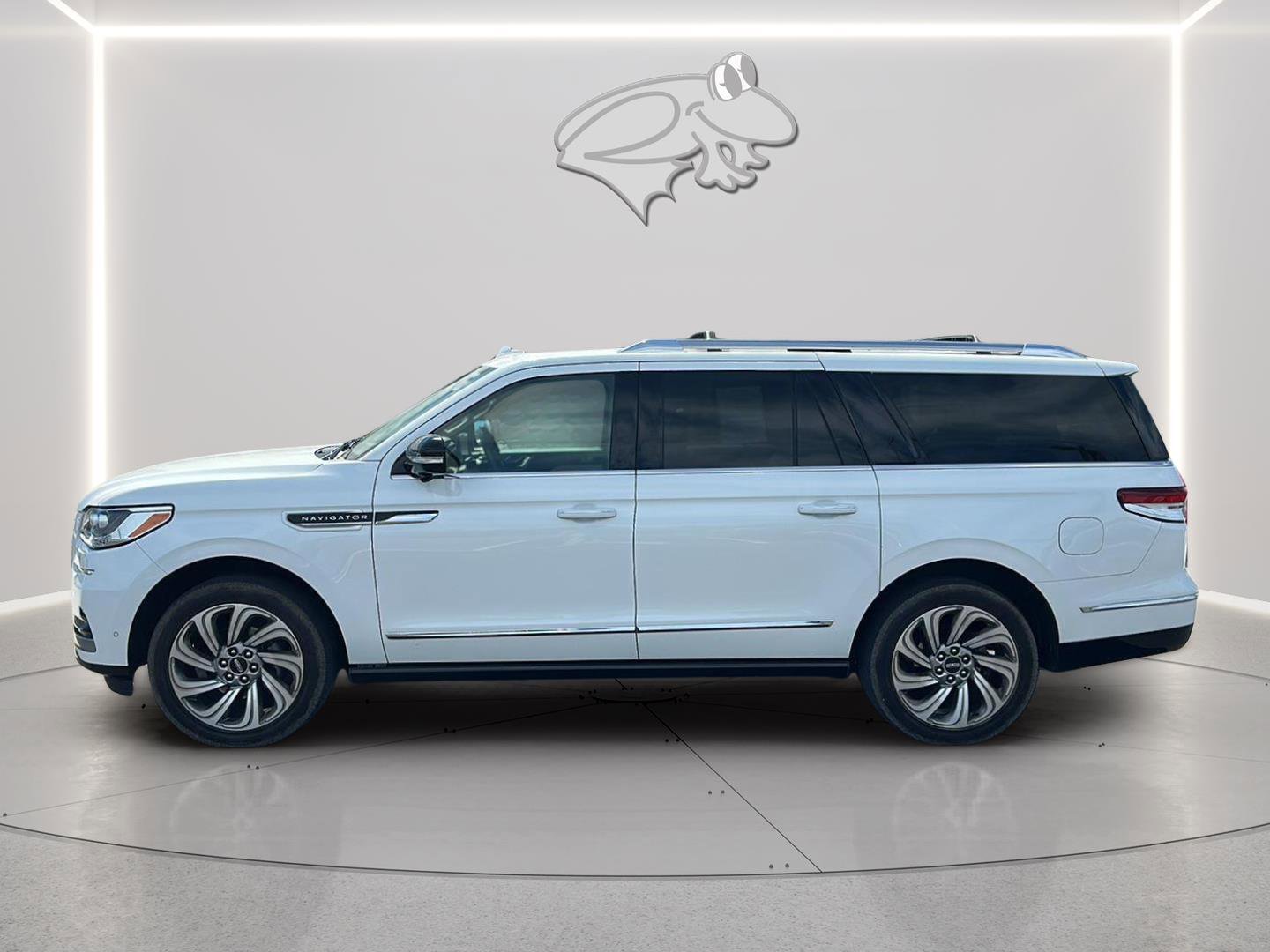 Used 2022 Lincoln Navigator L Reserve AWD/4WD image 2