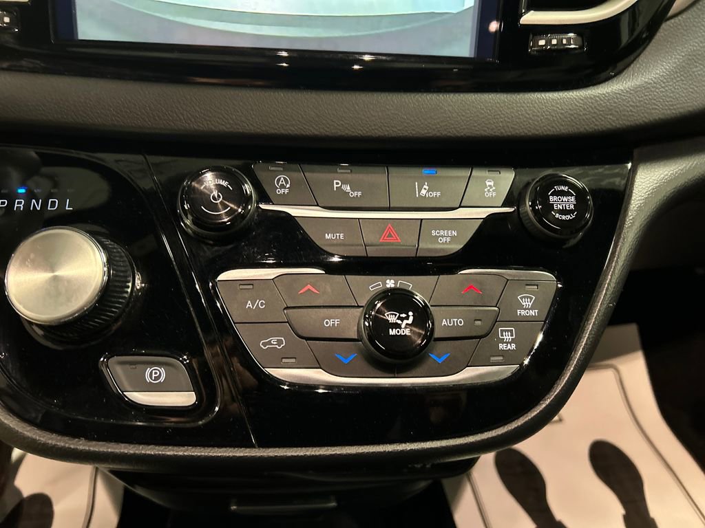 Used 2025 Chrysler Pacifica Select FWD image 19