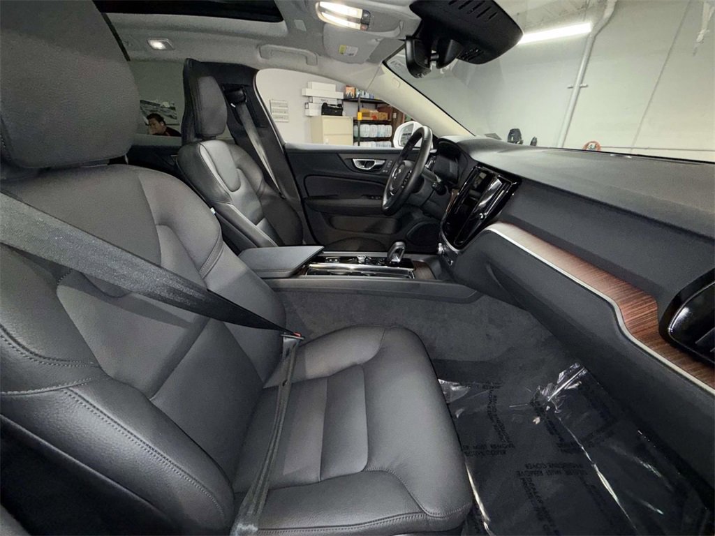 Used 2025 Volvo V60 B5 Cross Country Plus image 14