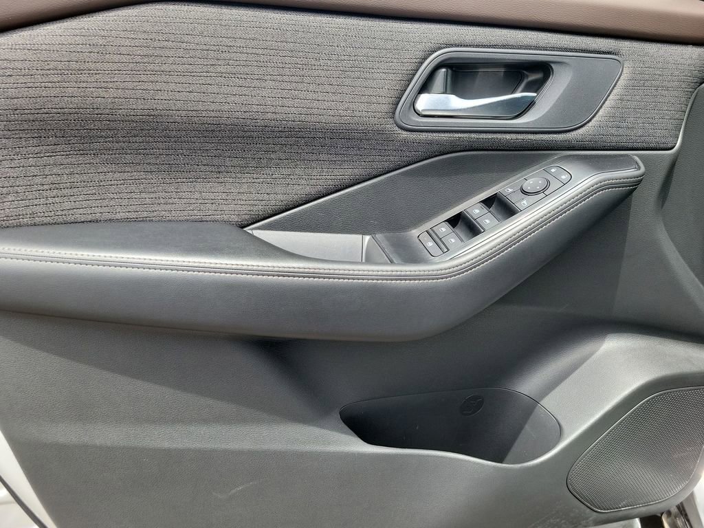Used 2023 Nissan Rogue SV FWD image 15