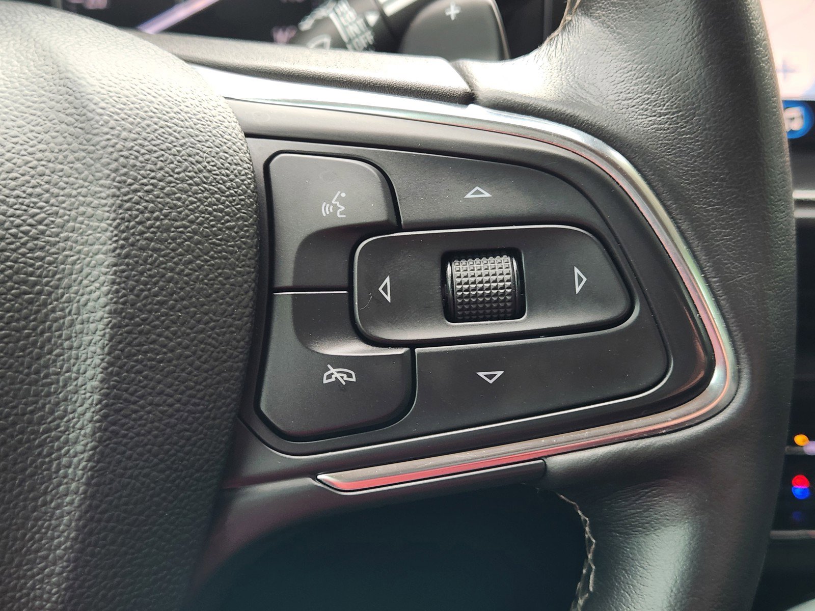 Used 2021 Buick Envision Essence w/ Technology Package I FWD image 24