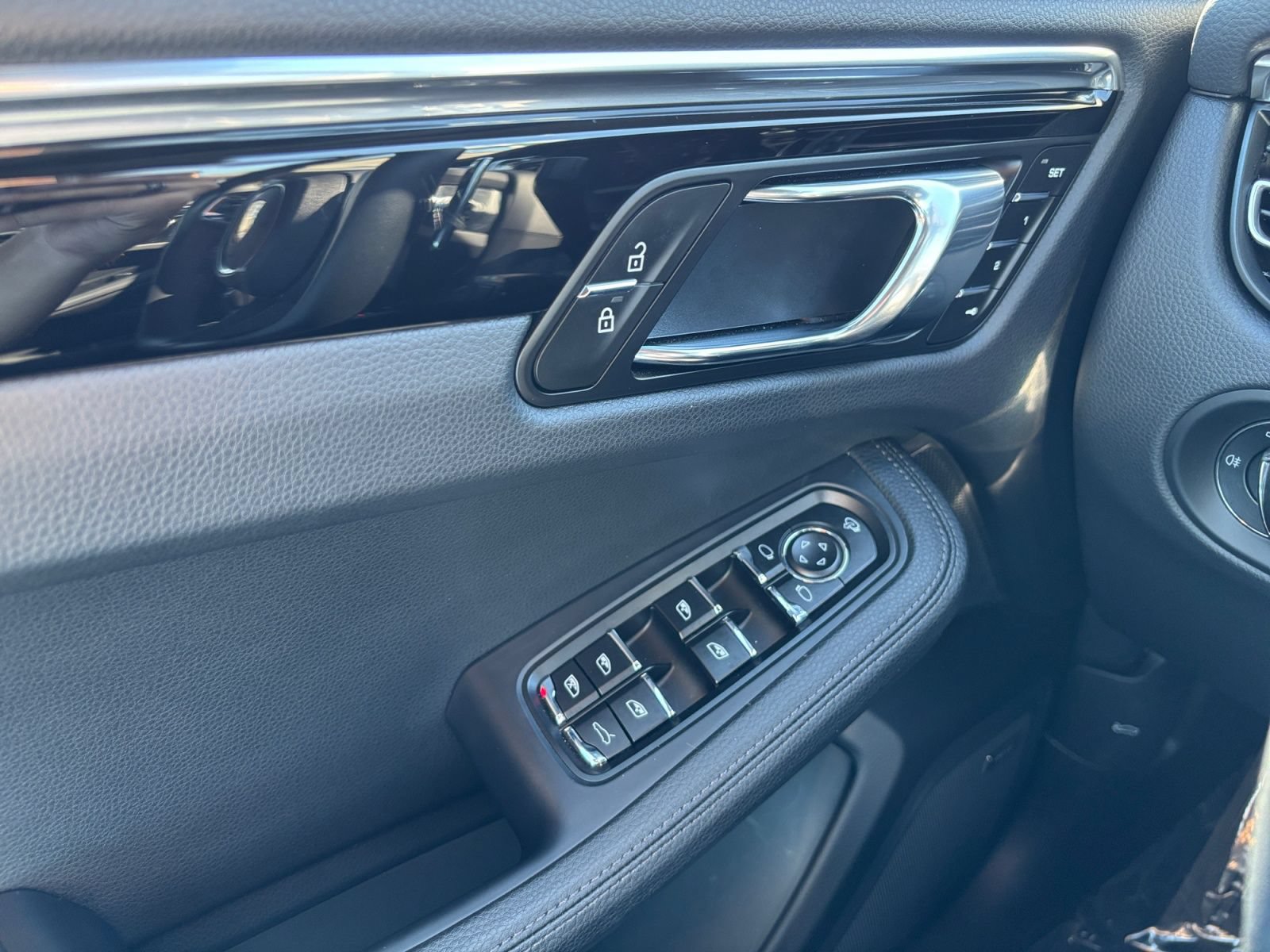 Used 2025 Porsche Macan AWD/4WD image 11