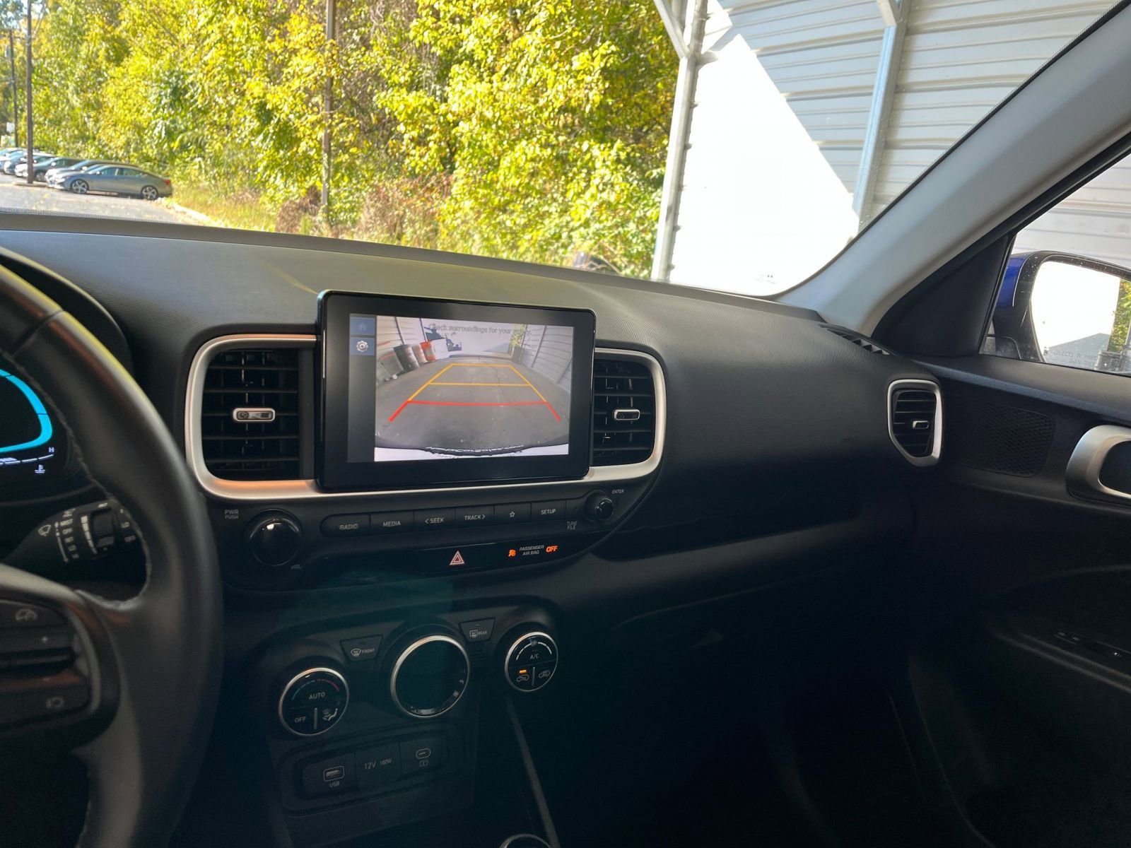 Used 2025 Hyundai Venue SEL image 17