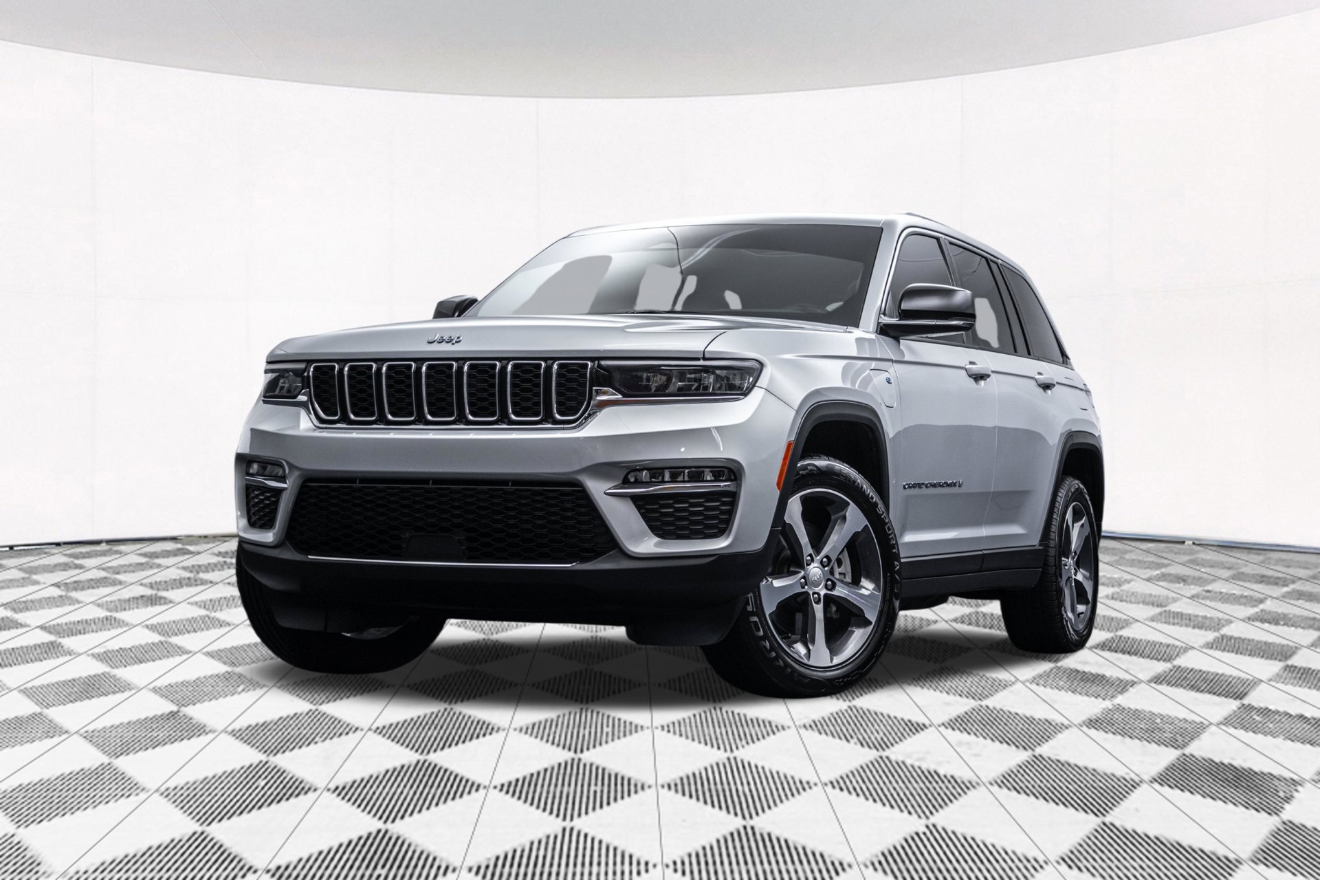 Used 2023 Jeep Grand Cherokee 4WD 4xe image 2