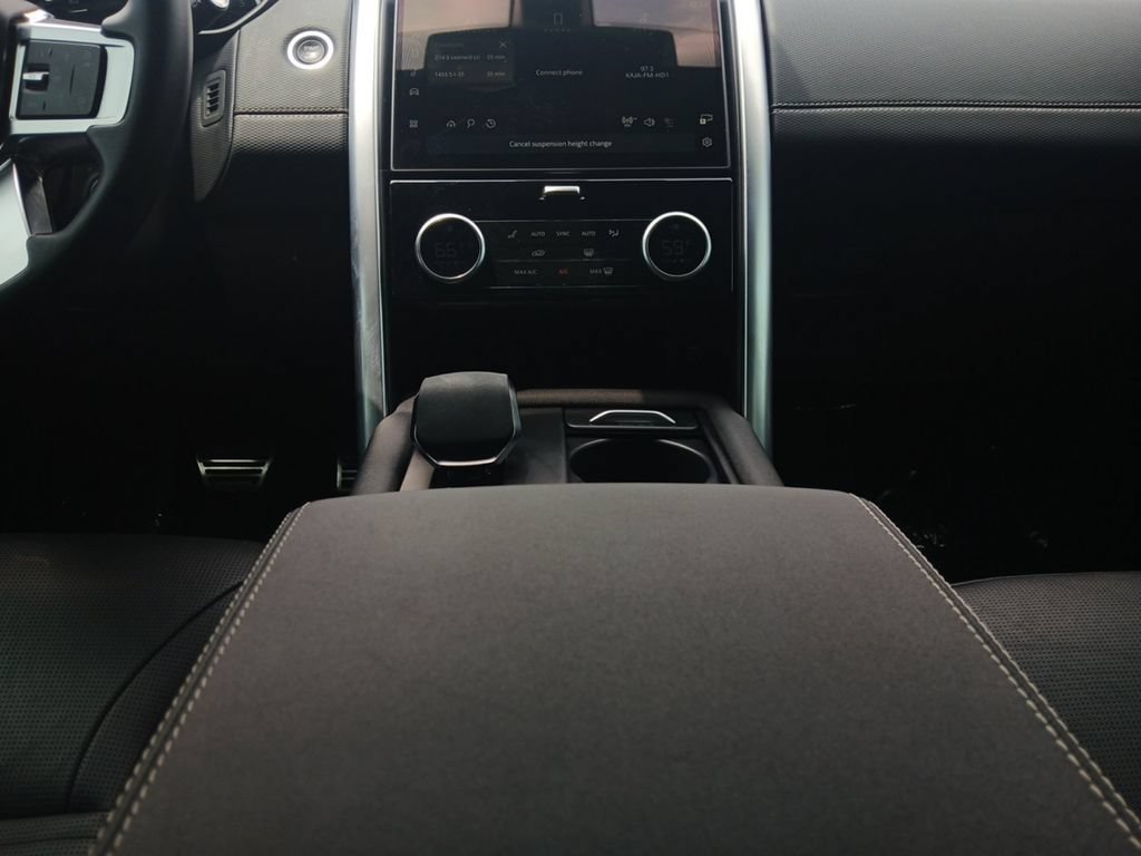 Used 2023 Land Rover Discovery Metropolitan Edition AWD/4WD image 11