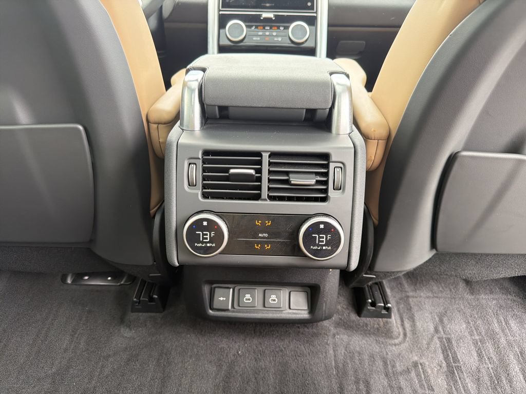 Used 2024 Land Rover Discovery Dynamic SE AWD/4WD image 19