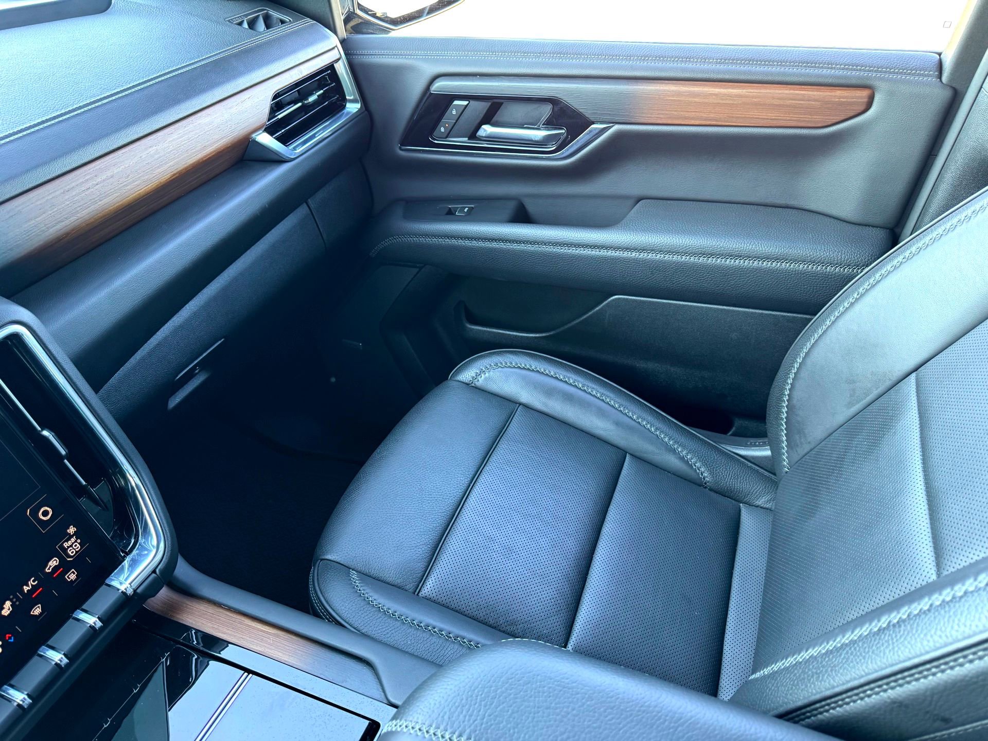 Used 2025 GMC Yukon Denali image 33