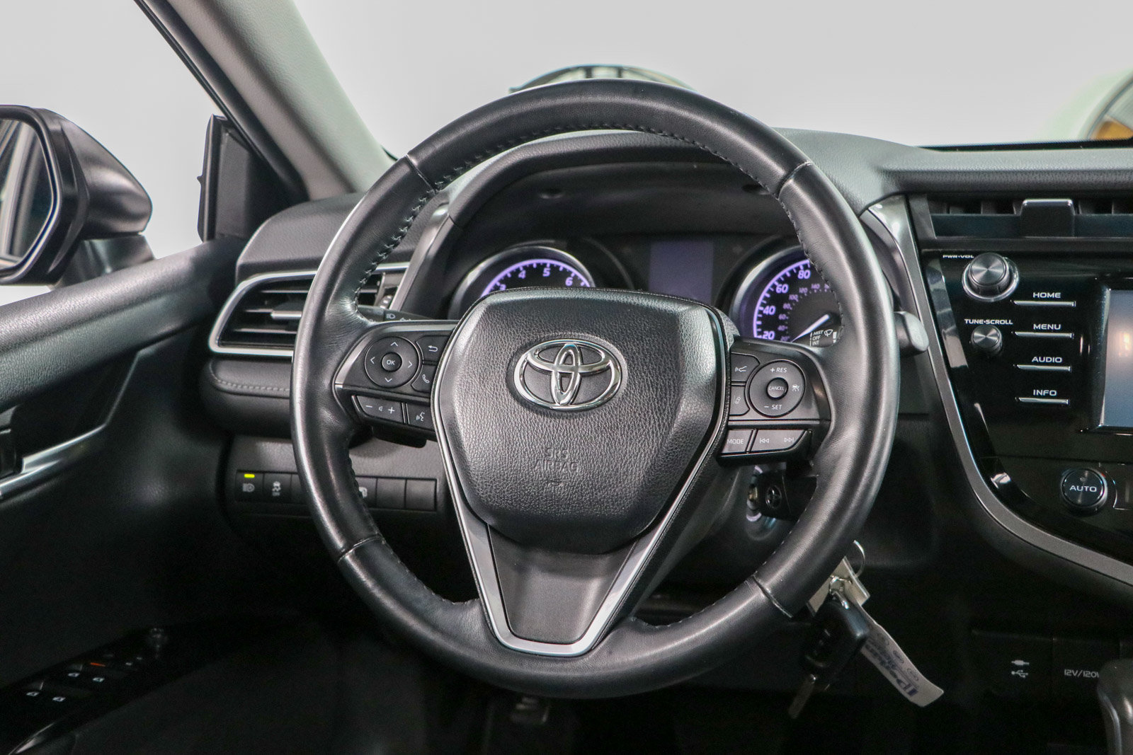 Used 2018 Toyota Camry SE w/ Moonroof Package FWD image 12