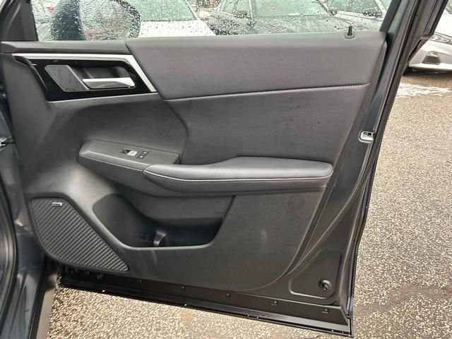 Used 2025 Mitsubishi Outlander SE image 30