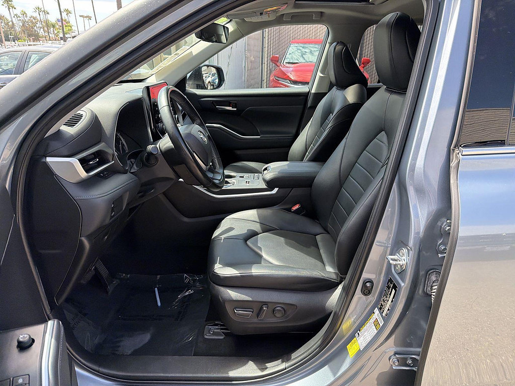 Used 2022 Toyota Highlander XLE FWD image 19