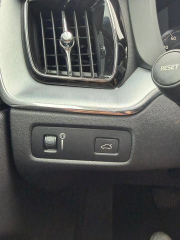 Used 2018 Volvo XC60 T5 Momentum w/ Vision Package AWD/4WD image 21