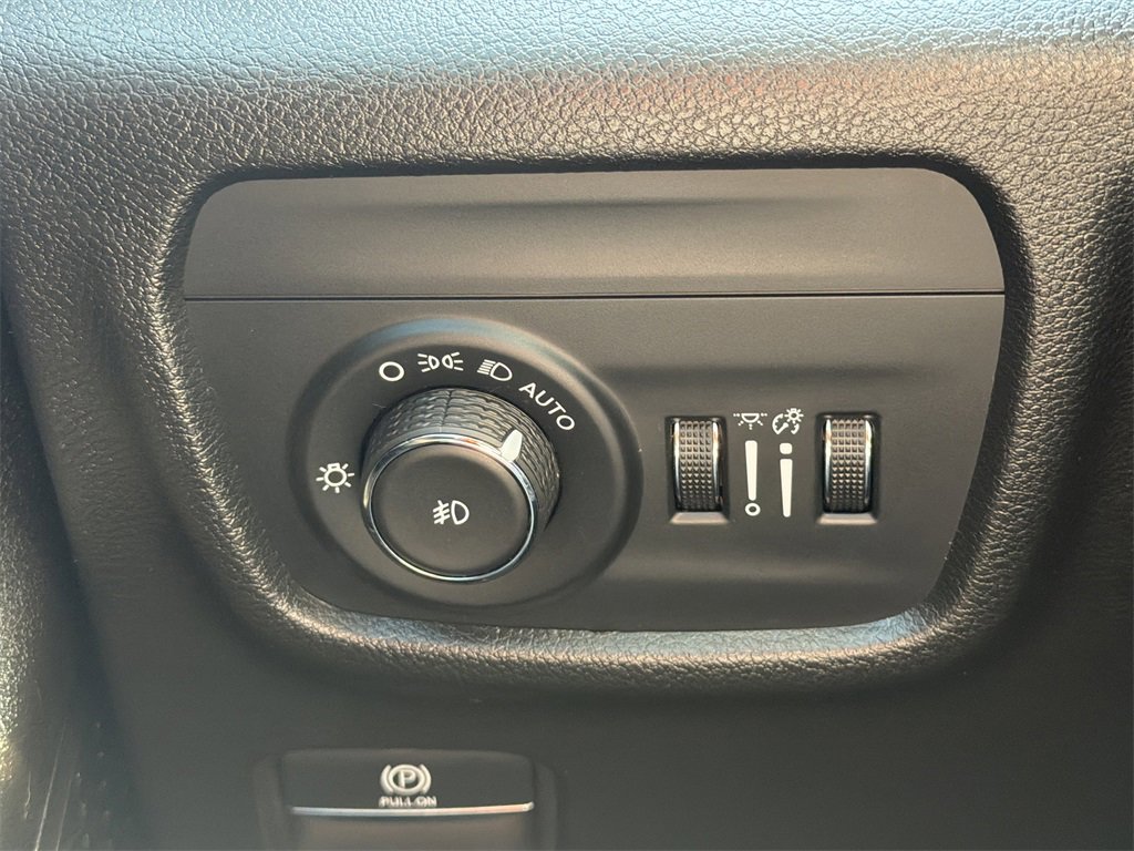 Used 2024 Jeep Grand Cherokee Limited w/ Black Appearance Package image 23