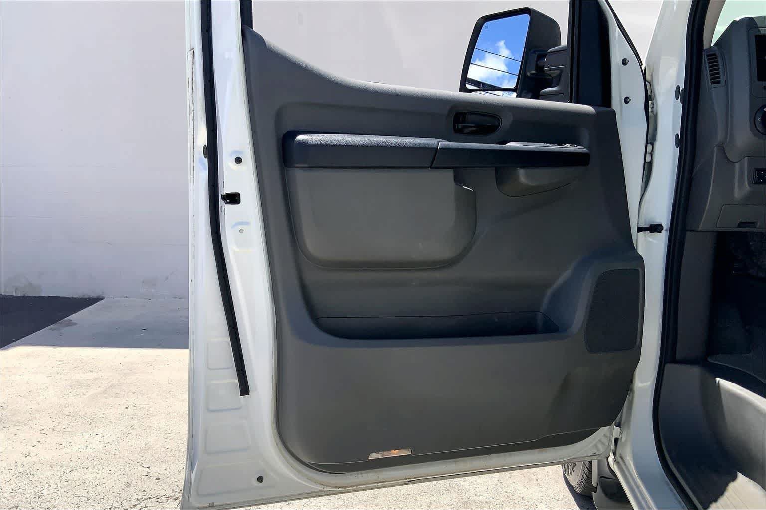 Used 2016 Nissan NV 3500 SV RWD image 26