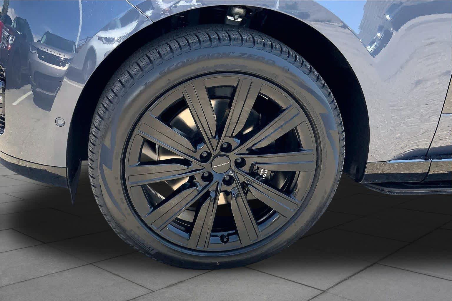 Used 2026 Land Rover Range Rover SE AWD/4WD image 9