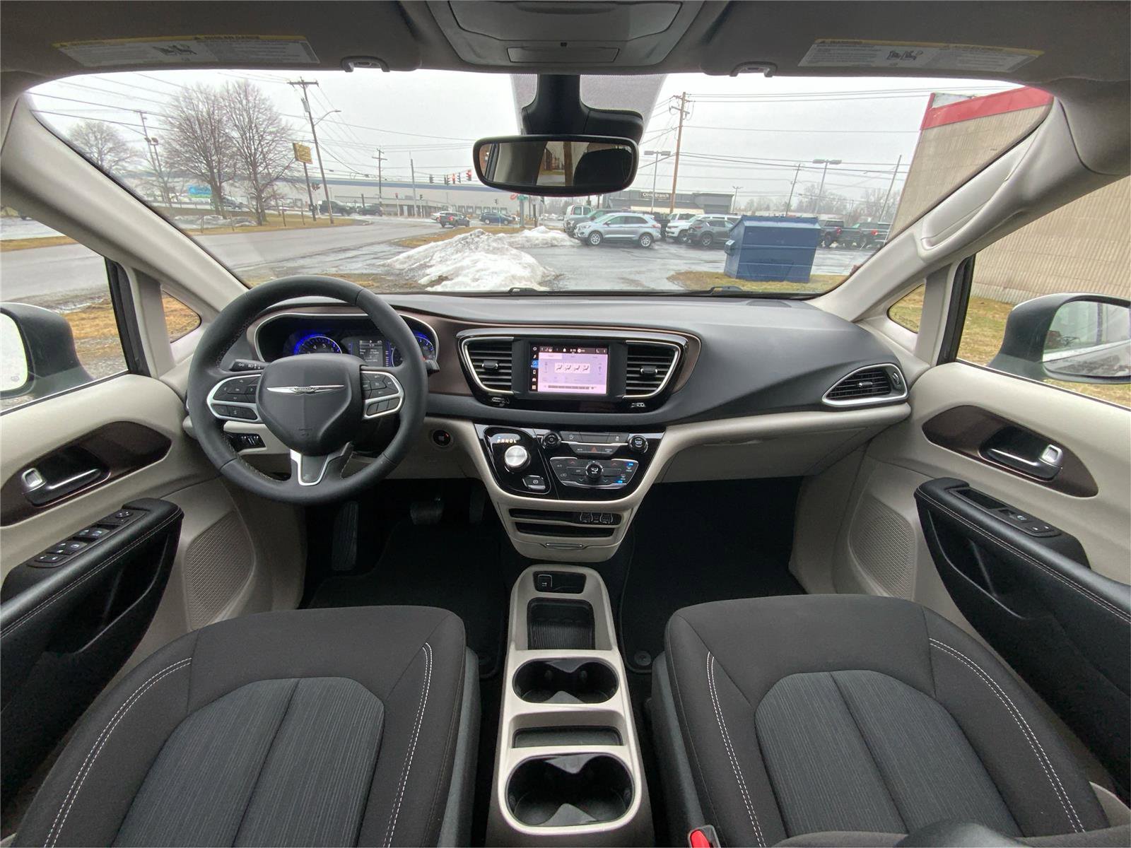 Used 2023 Chrysler Voyager LX image 32