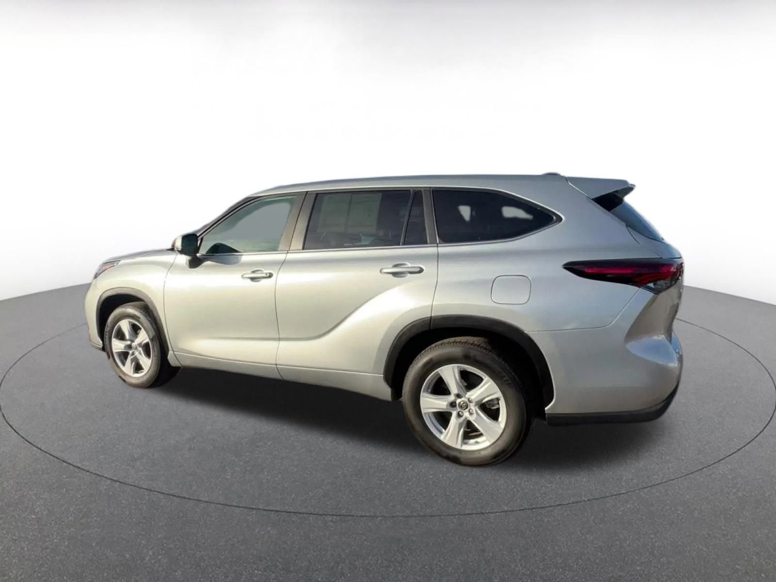 Used 2025 Toyota Highlander LE image 10