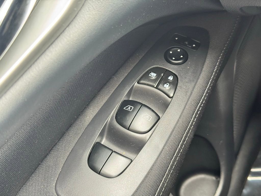 Used 2017 Nissan Pathfinder SV image 29