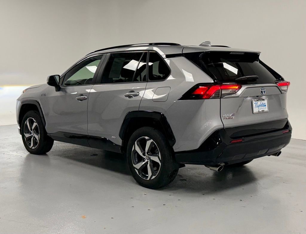 Used 2021 Toyota RAV4 SE image 3