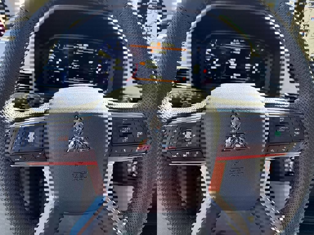 New 2025 Mitsubishi Outlander SE image 19