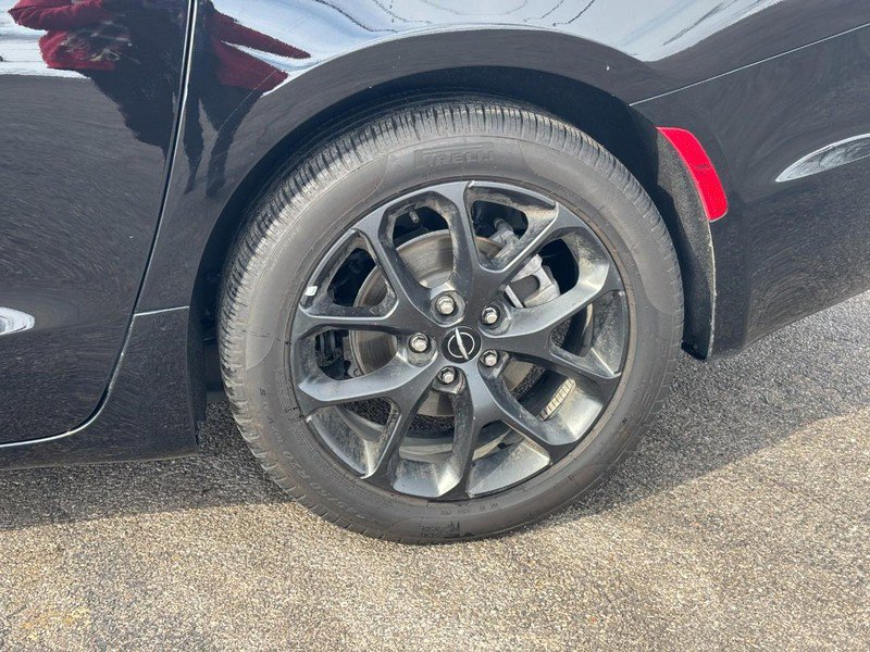 Used 2025 Chrysler Pacifica Limited image 9