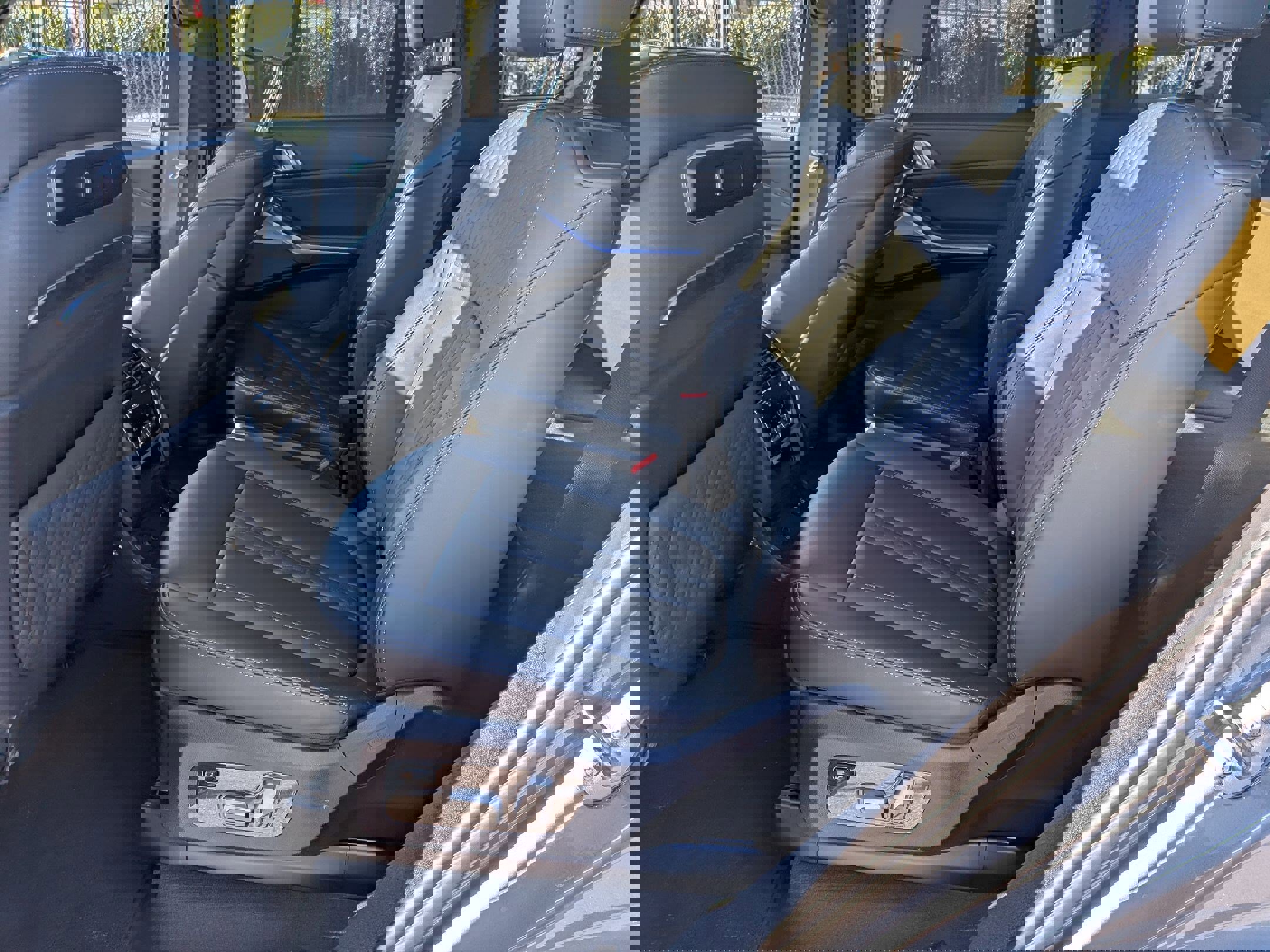 Used 2023 BMW X7 xDrive40i w/ Executive Package image 32