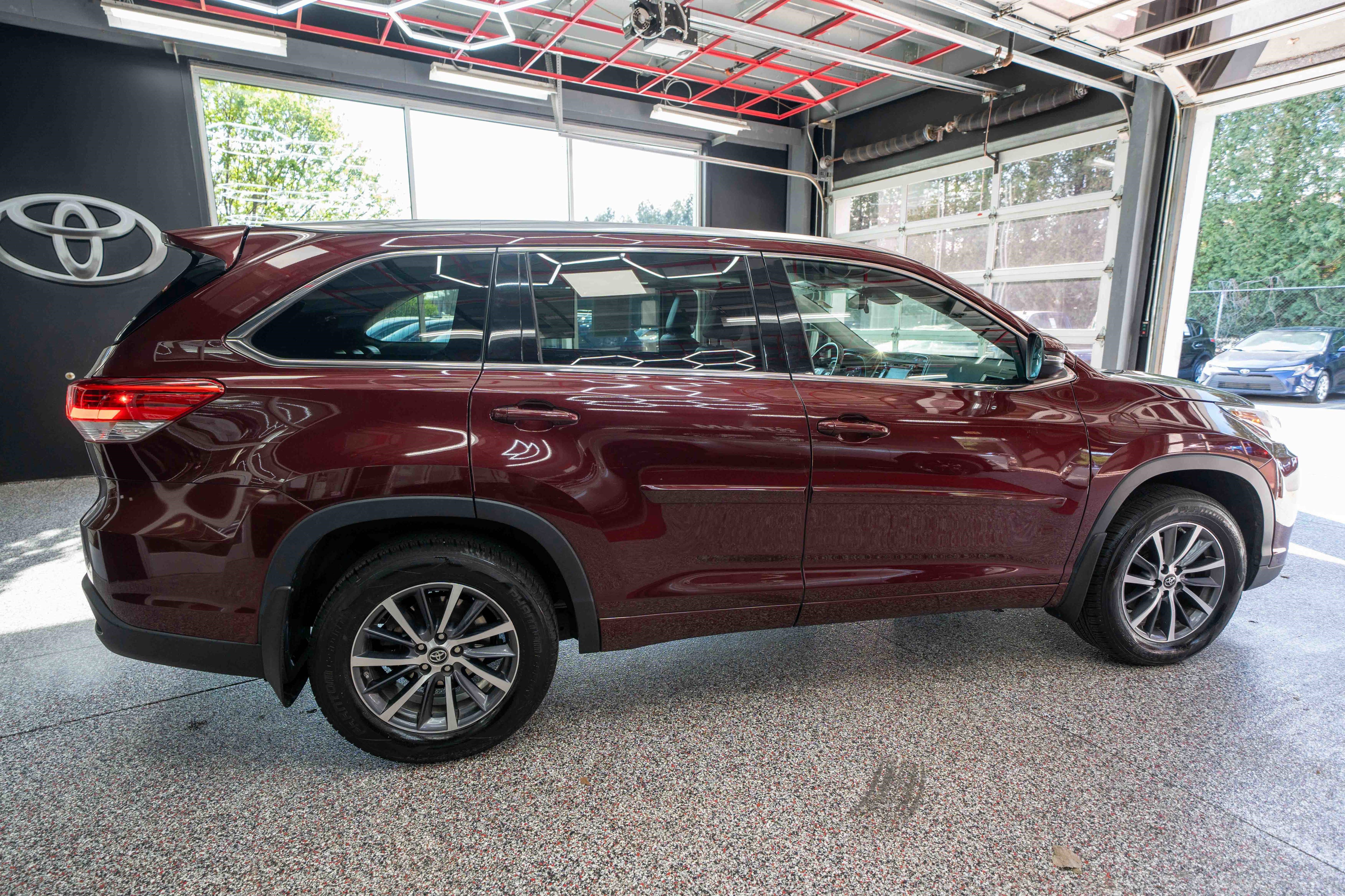 Used 2017 Toyota Highlander XLE image 4