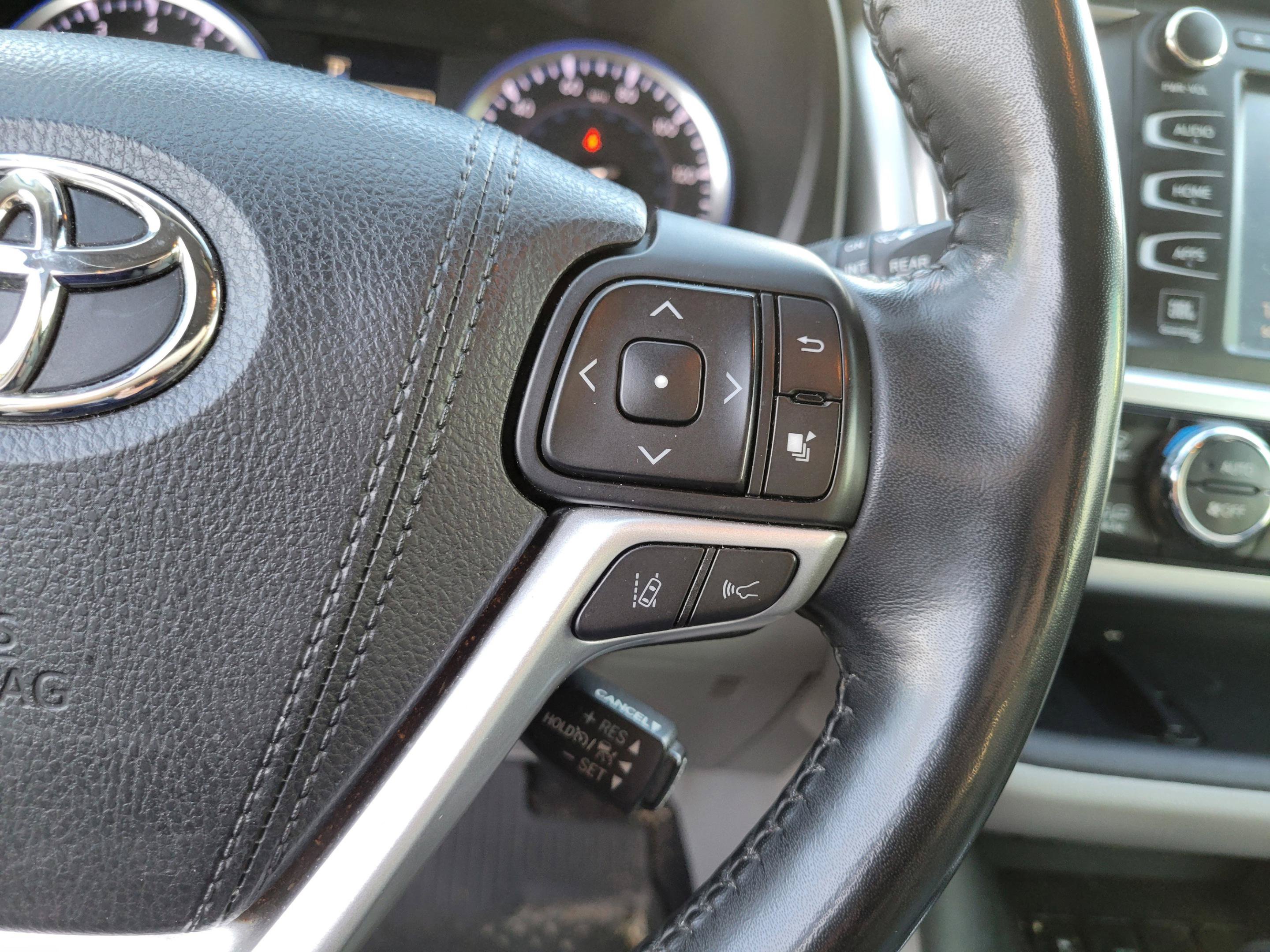 Used 2018 Toyota Highlander Limited Platinum FWD image 25