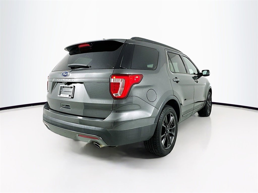 Used 2017 Ford Explorer XLT w/ Equipment Group 202A image 5