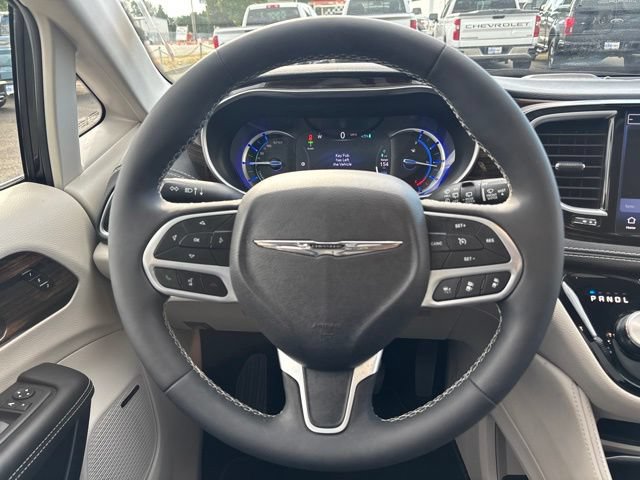 Used 2023 Chrysler Pacifica Limited w/ Uconnect Theater Family Group FWD image 16