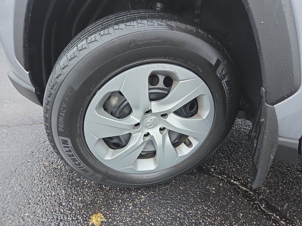 Used 2021 Toyota RAV4 LE image 9