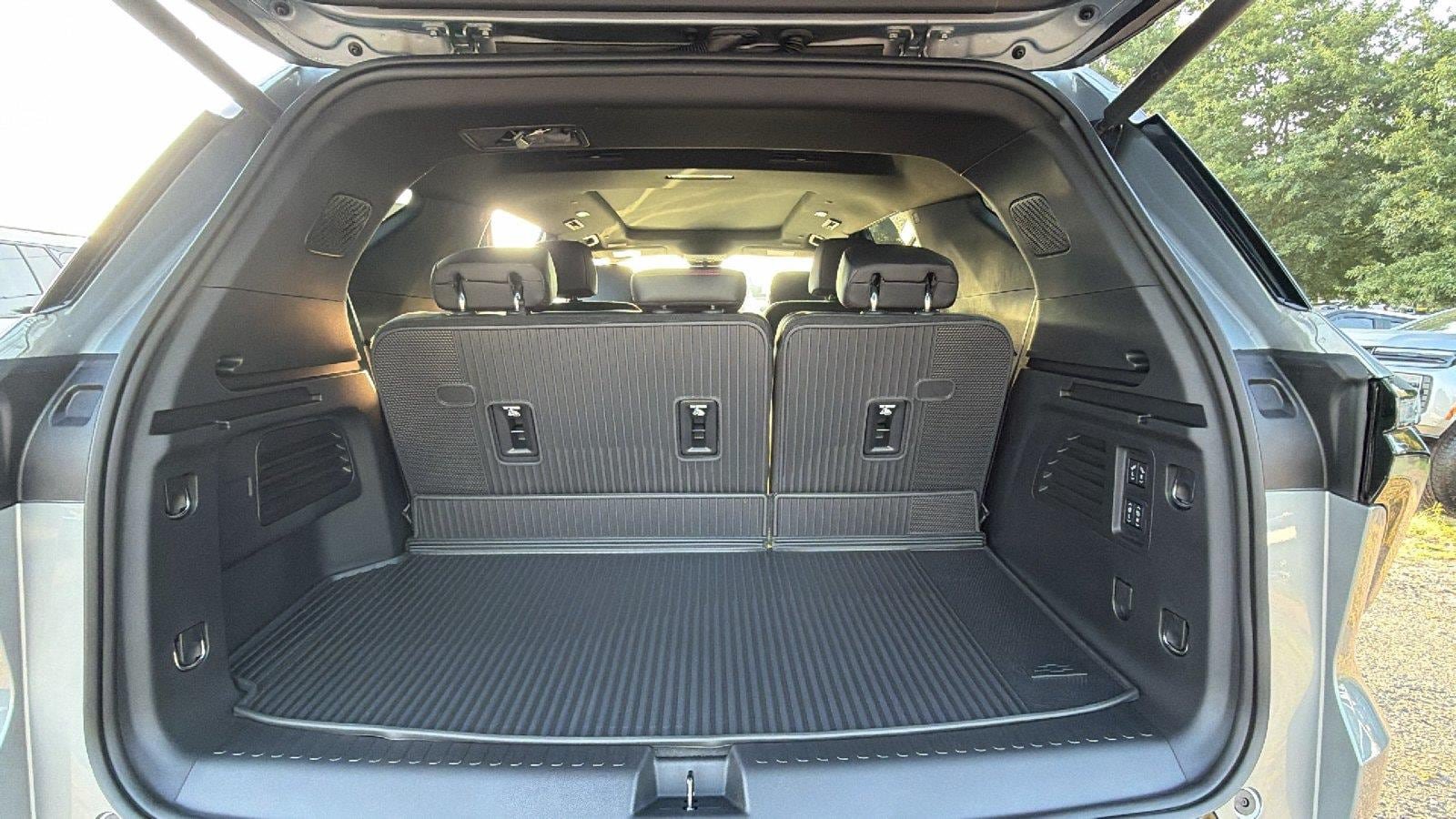 New 2027 Chevrolet Traverse RS w/ LPO, Floor Liner Package FWD image 12