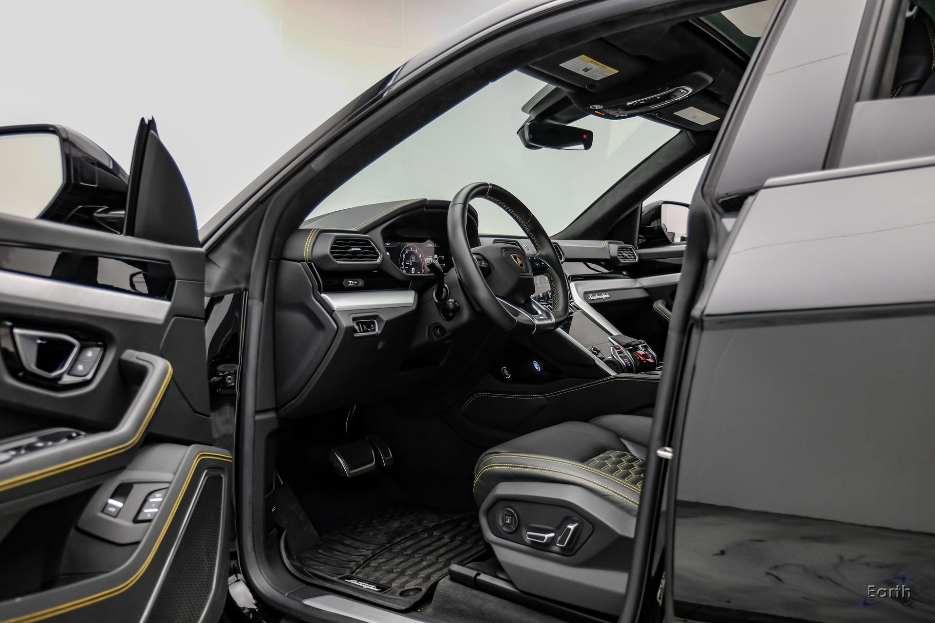 Used 2022 Lamborghini Urus AWD/4WD image 34