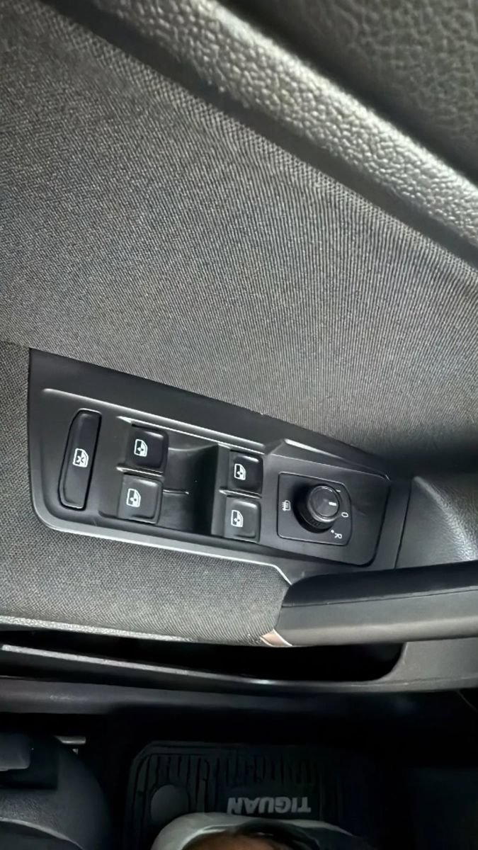 Used 2020 Volkswagen Tiguan S FWD image 34