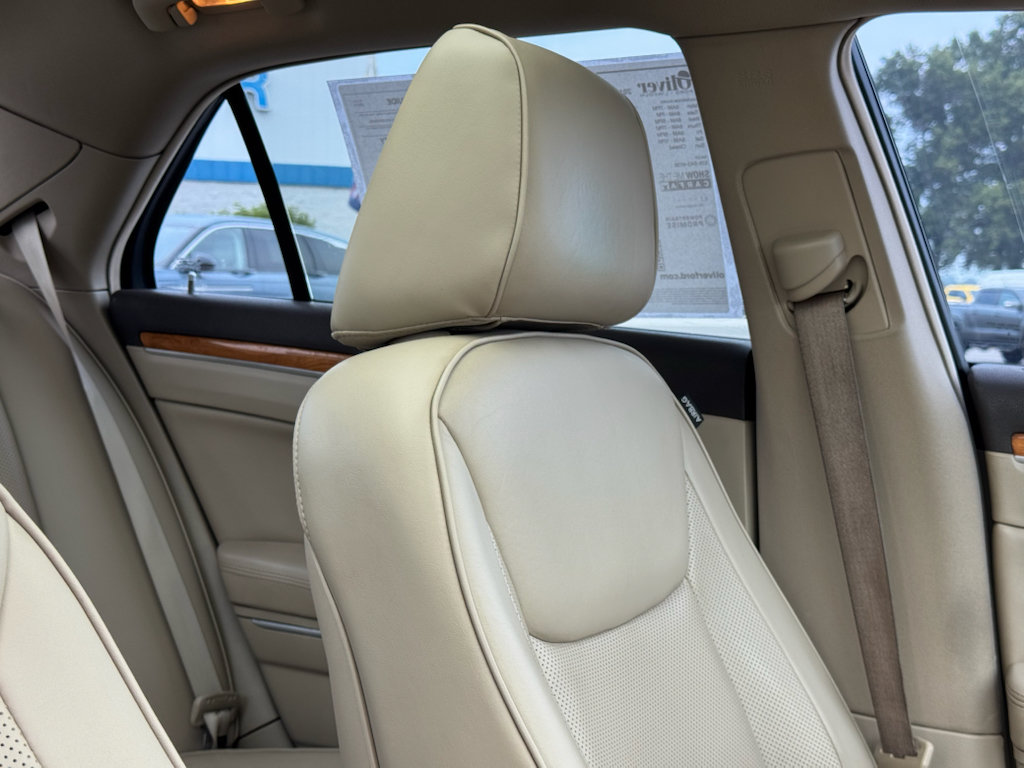 Used 2014 Chrysler 300 C RWD image 12