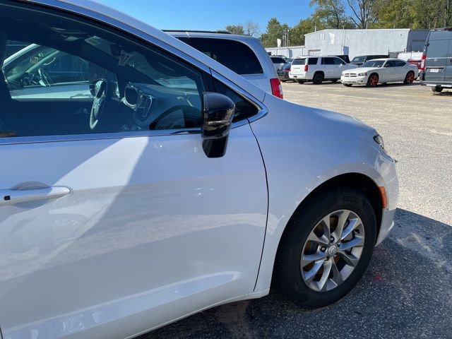 New 2026 Chrysler Pacifica Select image 4