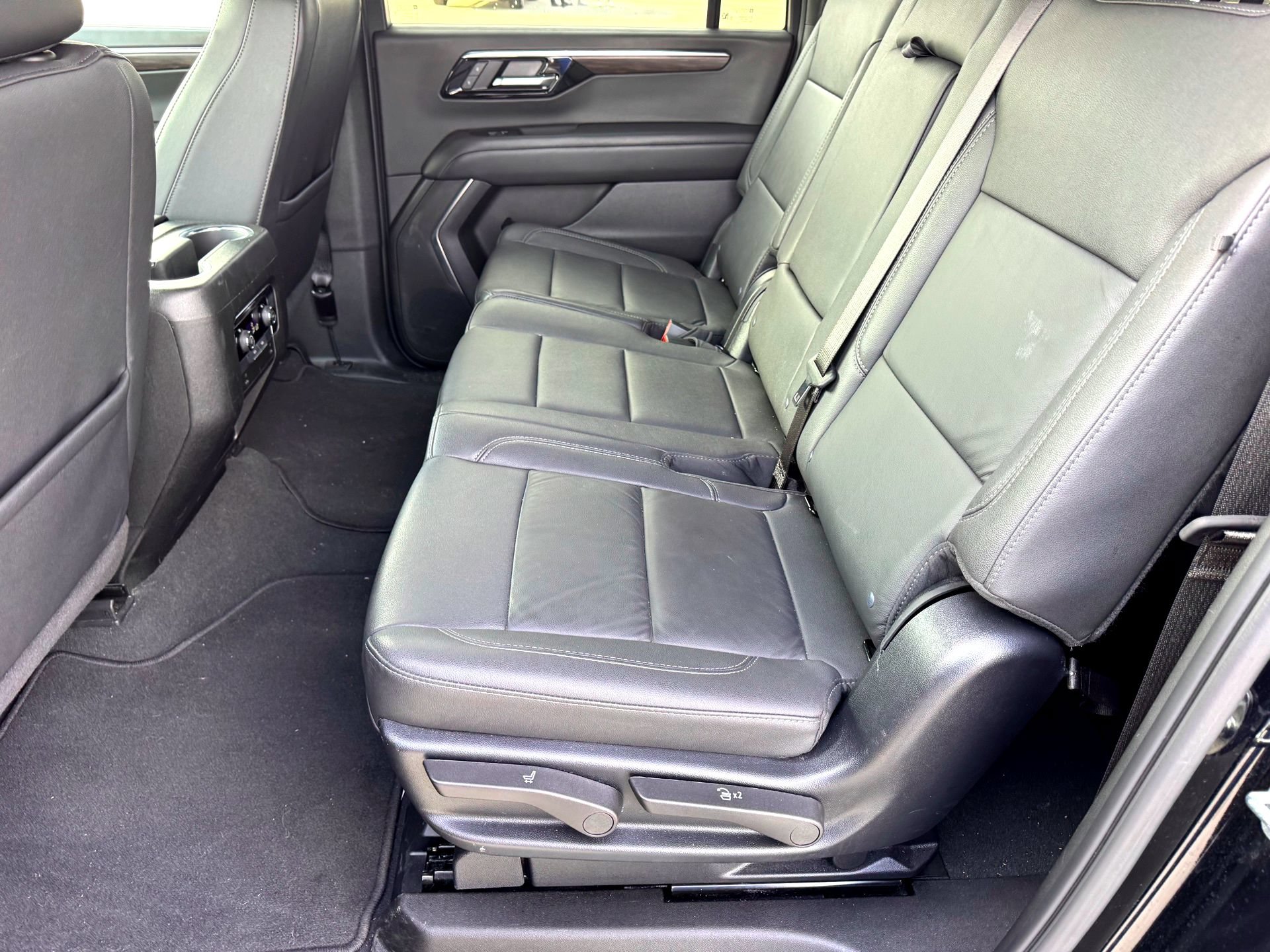Used 2025 Chevrolet Suburban Z71 AWD/4WD image 28