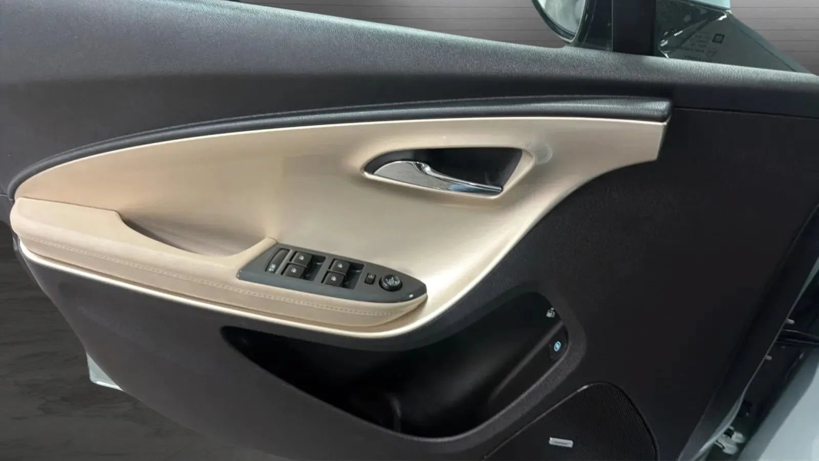Used 2012 Chevrolet Volt Premium w/ Premium Trim Package FWD image 17
