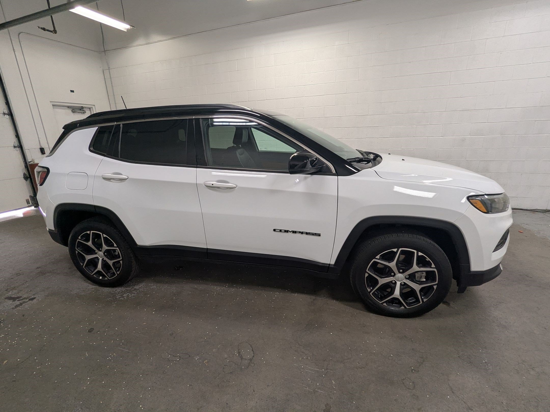 Certified 2024 Jeep Compass Limited AWD/4WD image 3