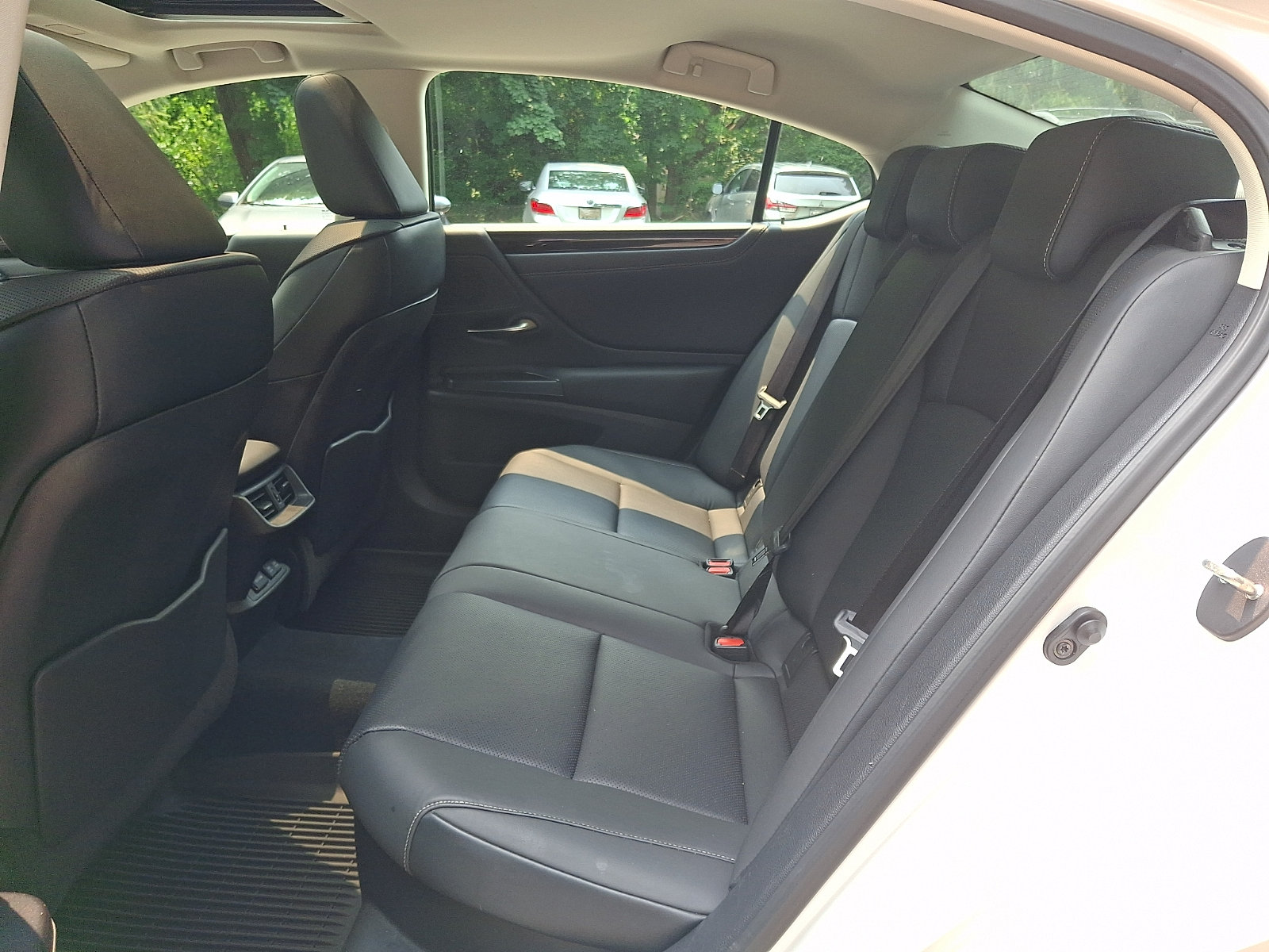 Certified 2020 Lexus ES 300h w/ Premium Package FWD image 10