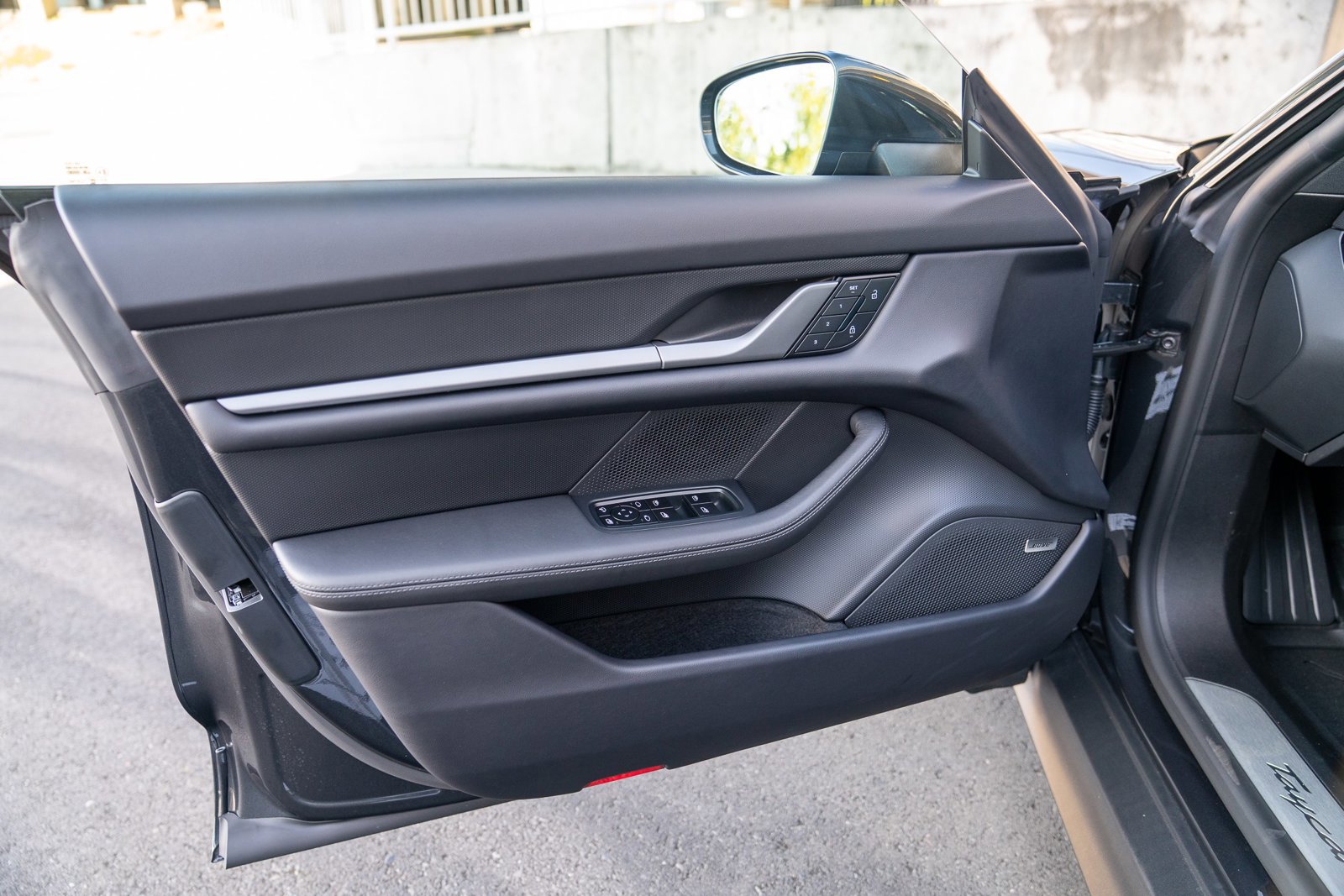 Used 2025 Porsche Taycan image 10