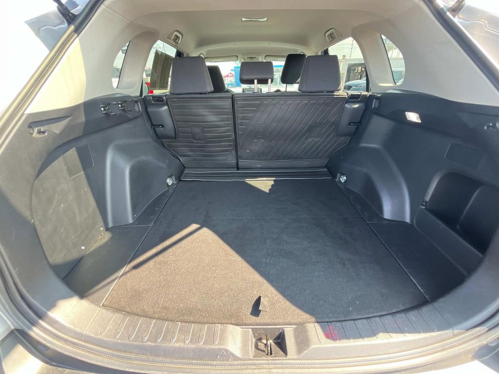 Used 2021 Toyota RAV4 LE image 12