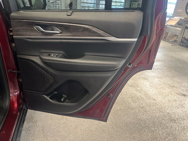 Used 2023 Jeep Grand Cherokee Limited w/ Luxury Tech Group II AWD/4WD image 14