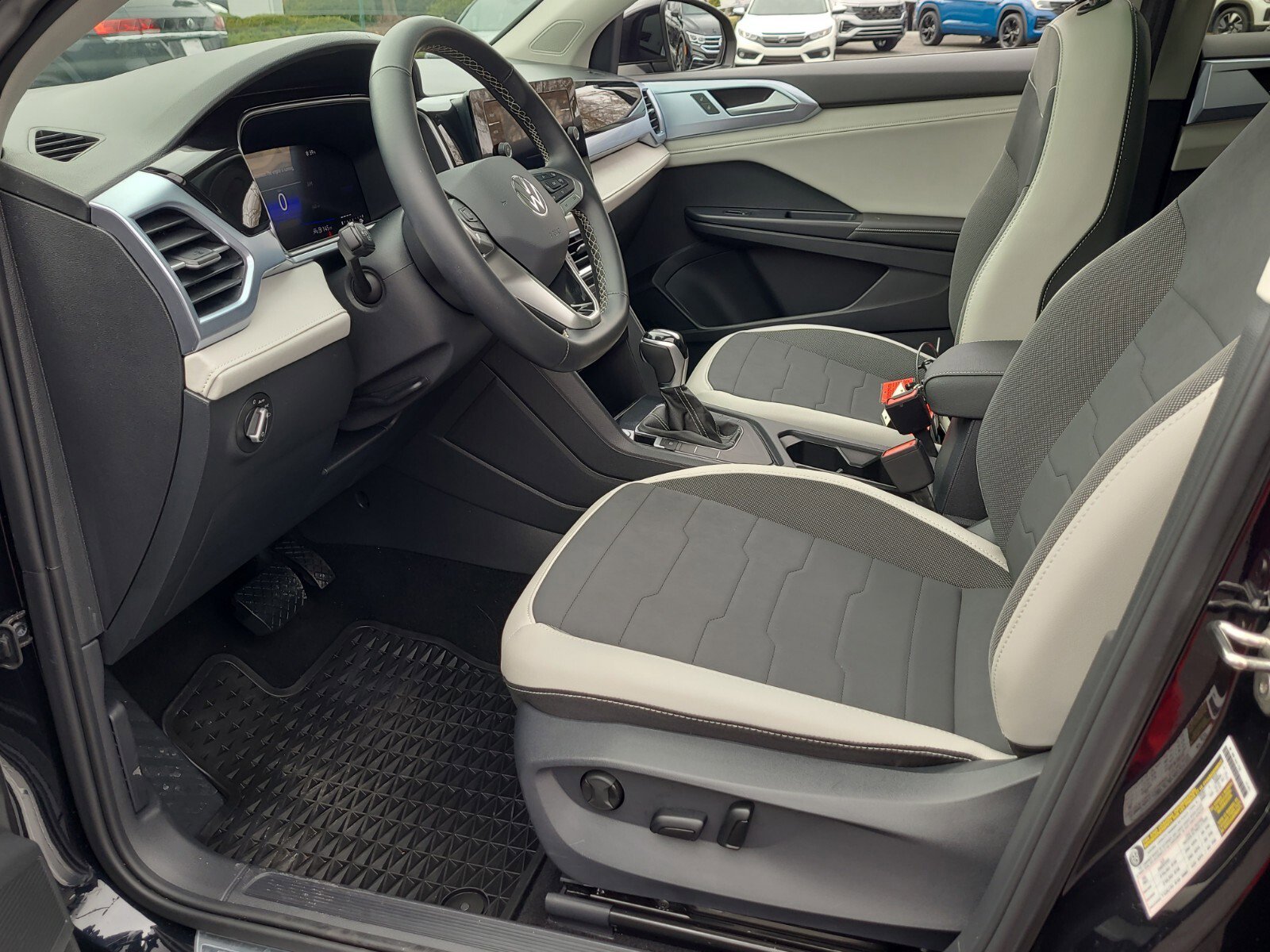 Certified 2025 Volkswagen Taos SE image 14